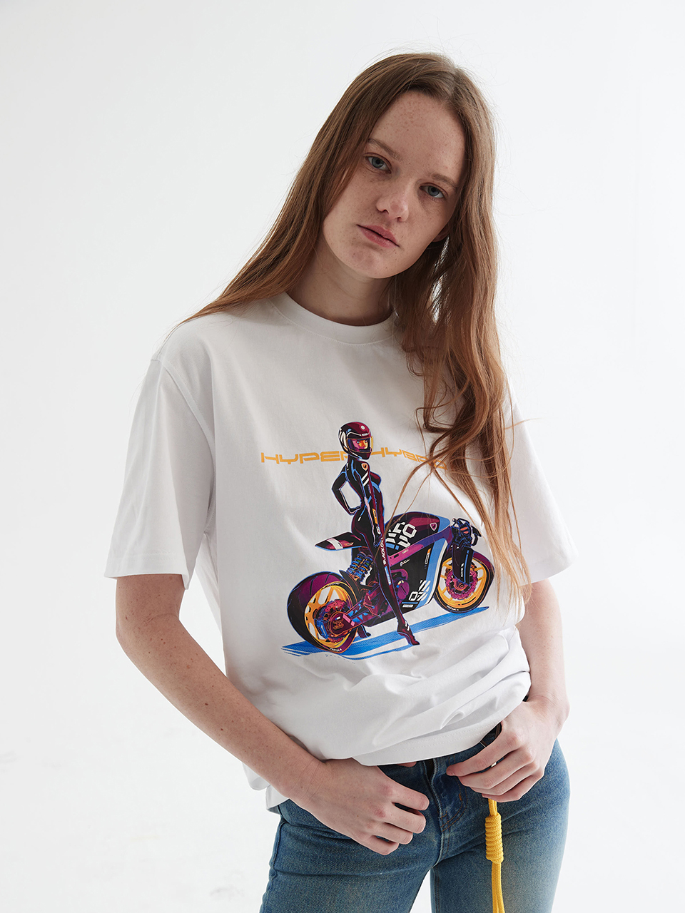 [하이투] Biker Girl Printed Tshirt White